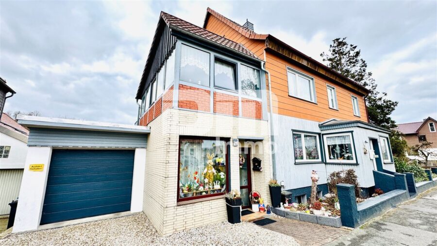 Modernisiertes Zweifamilienhaus BJ mit Gewerbeanteil, Anbau und enormen Platzangebot - Frontansicht Titel